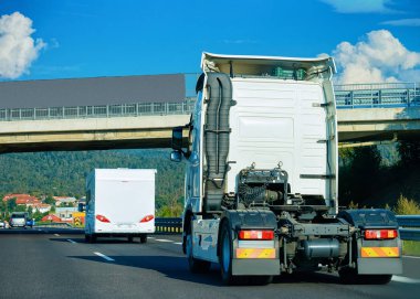 Otoyol asfalt yolda römork kutusu olmadan Kamyon kabin, Polonya. Kamyon taşıyıcısı