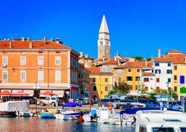 Izola balıkçı köyünde Adriyatik Denizi'nde tekneler ile marina dolgu, Slovenya