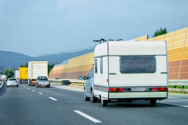 Slovenya'da otoban yolunda Camper rv.