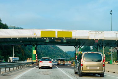 Slovenya'da yolda Boş tabelalar ile Gişede Arabalar.