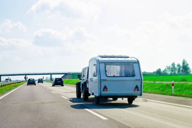Polonya'da yolda Camper rv.