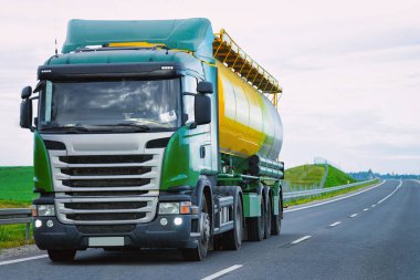 Asfalt karayolu üzerinde tanker depolama kamyonu, Polonya. İş endüstriyel kavramı.