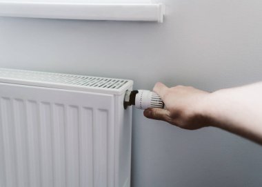 Pil sıcaklık denetleyicisi ısıtma closeup erkekler el