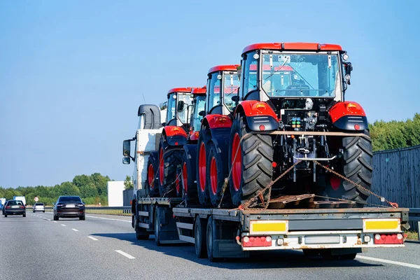 Truk Pembawa Traktor Jalan Aspal Slovenia Transporter Truk — Stok Foto