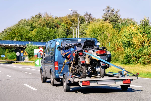 Slovenya Road römork üzerinde motosiklet ile Mini van.