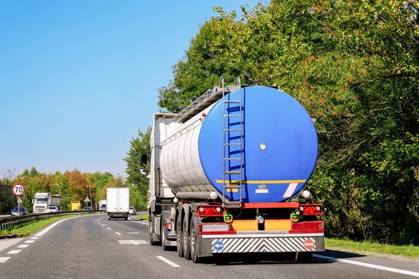 Camión Almacenamiento Blue Tanker Carretera Asfaltada Polonia Concepto Industrial Empresarial — Foto de Stock