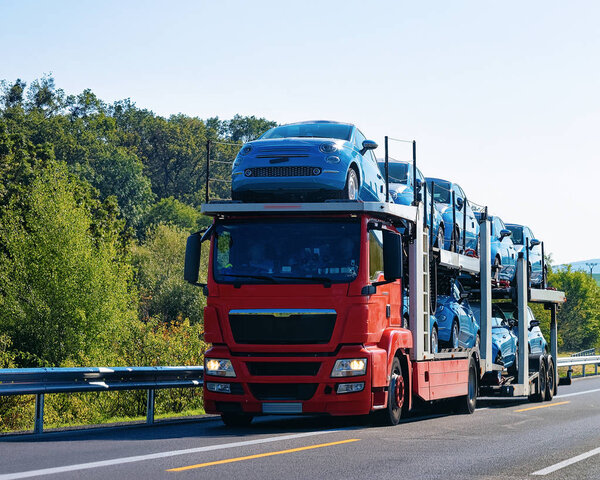 Автомобили грузовика на асфальтовой дороге Польши. Грузовой транспортер
