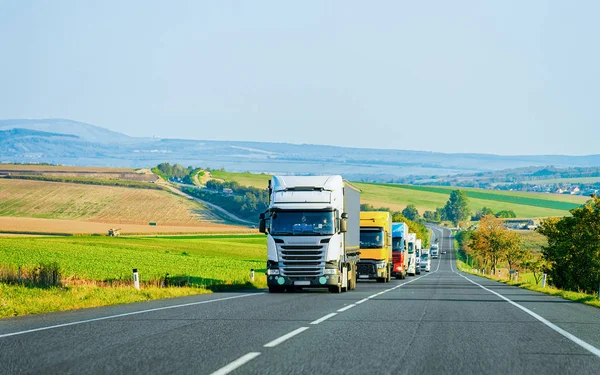 Truk Jalan Aspal Polandia Transportasi Lorry Memberikan Beberapa Kargo — Stok Foto