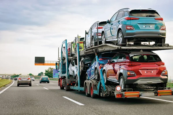 Cars Carrier Truck Snelweg Asfalt Weg Polen Vrachtwagen Transporter — Stockfoto