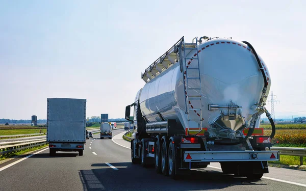 Camión Cisterna Autopista Asfalto Polonia Concepto Industrial Empresarial — Foto de Stock