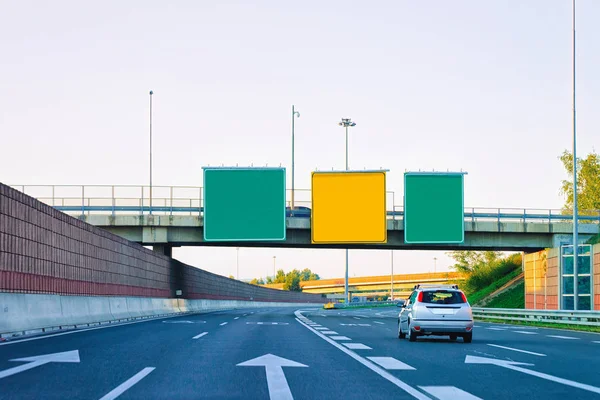 슬로베니아 고속도로 도로에 자동차 배경에 브리지 — 스톡 사진