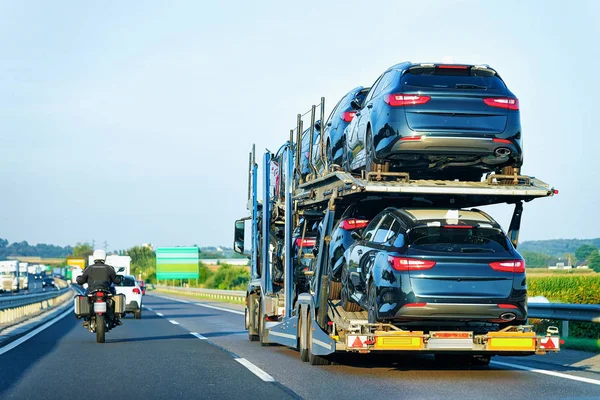 Cars Carrier Truck Snelweg Asfalt Weg Van Polen Vrachtwagen Transporter — Stockfoto