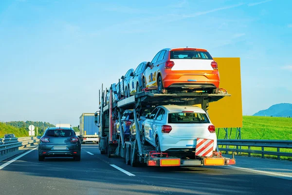 Samochody Ciężarowe Przewoźnika Asfaltowej Drodze Słowenii Transporter Ciężarówek — Zdjęcie stockowe