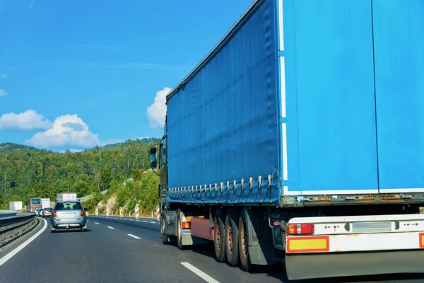 Camión Azul Carretera Asfaltada Polonia Transporte Camiones Entregando Carga Carga — Foto de Stock