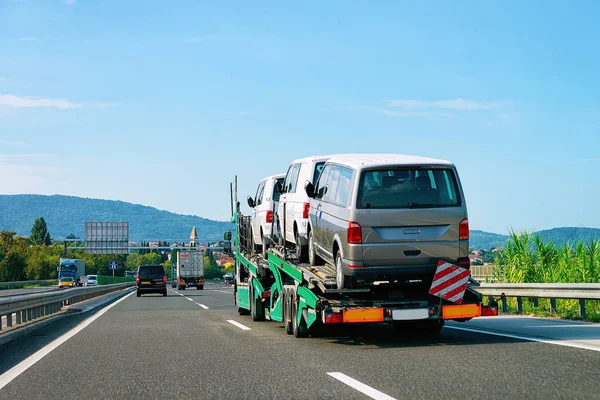 Lastbils Hållare Med Minivans Asfaltsvägen Slovenien — Stockfoto