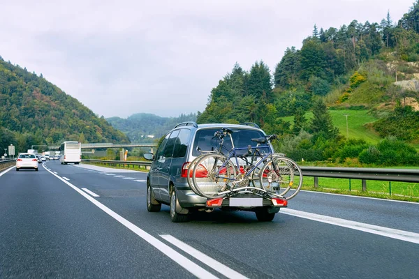 Bil Med Cyklar Vägen Polen Resekoncept — Stockfoto