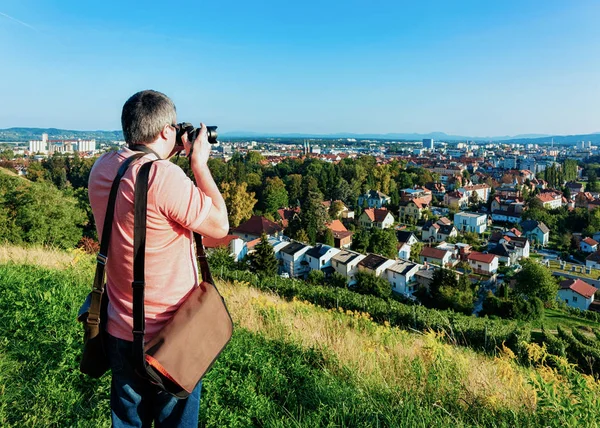 Man Med Kamera Tar Foto Maribor Slovenien — Stockfoto