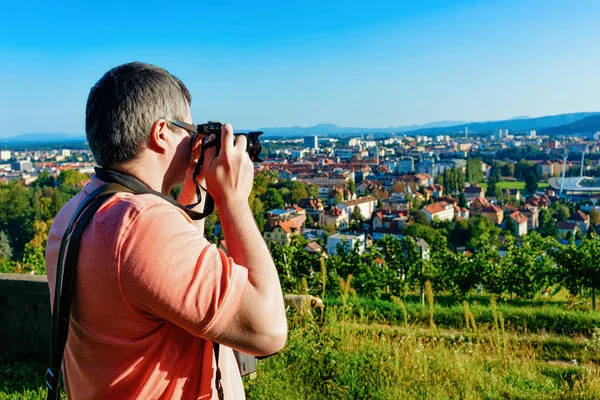 Man Med Kamera Tar Bilder Maribor Slovenien — Stockfoto