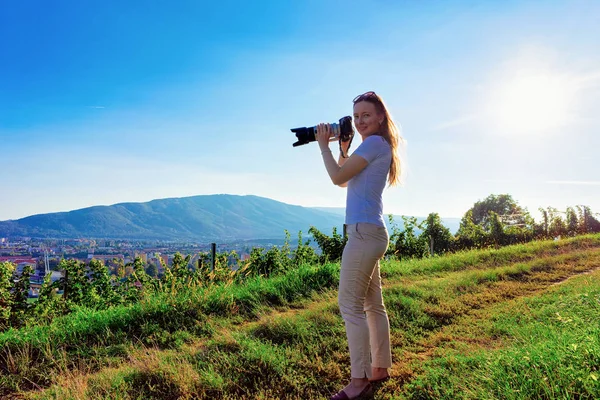 Kvinna Med Kamera Fotografering Maribor Slovenien — Stockfoto