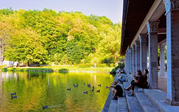 Maribor Eslovênia Setembro 2018 Pessoas Alimentando Patos Lago Parque Maribor — Fotografia de Stock