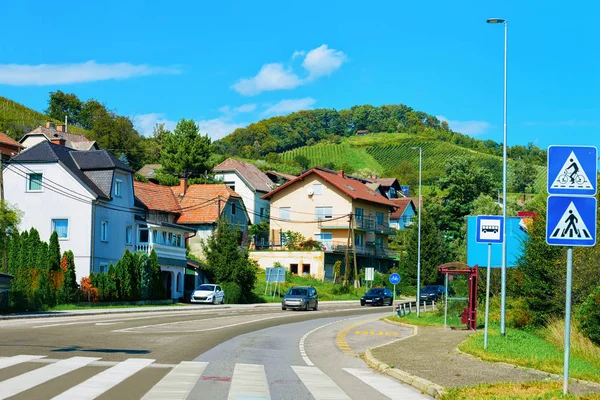 Övergångsställe Och Bostadshus Längs Vägen Gatan Maribor Slovenien — Stockfoto