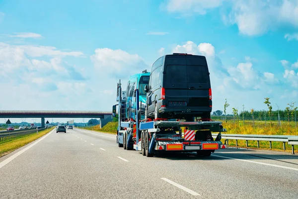 Lastbils Hållare Med Miniskåpbilar Asfaltsvägen Slovenien — Stockfoto