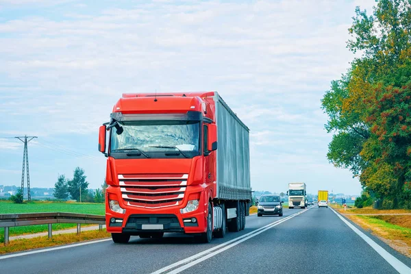 Red Truck Alphalt Road Polen Lastbilstransporter Levererar Viss Godsfrakt — Stockfoto