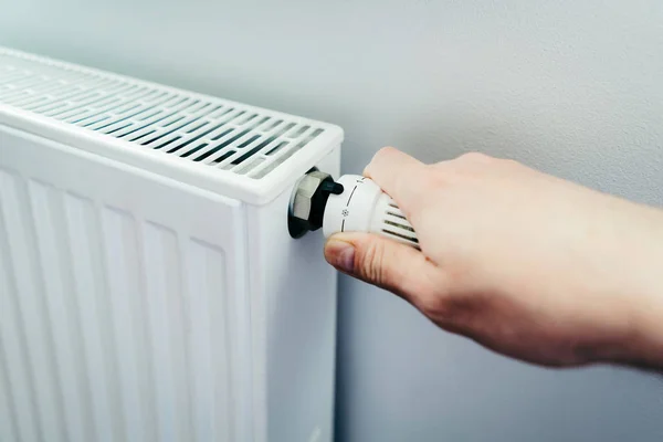 Mão Homem Close Aquecimento Controlador Temperatura Bateria — Fotografia de Stock