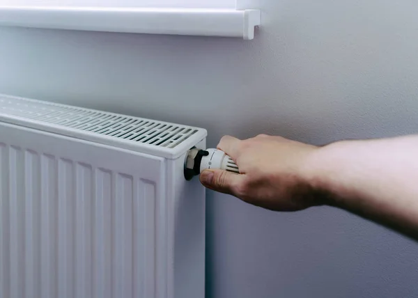 Mão Homem Close Aquecimento Controlador Temperatura Bateria — Fotografia de Stock