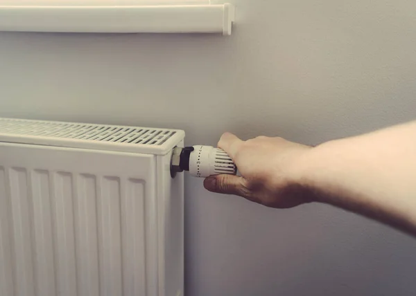 Hombres Mano Regulador Temperatura Batería Calefacción Cerca — Foto de Stock