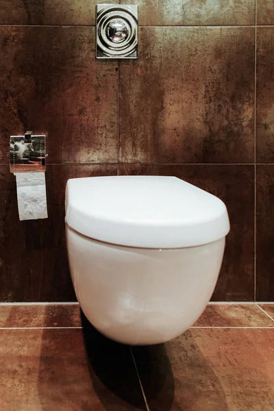 Banyoda Kapalı Seramik Klozet — Stok fotoğraf