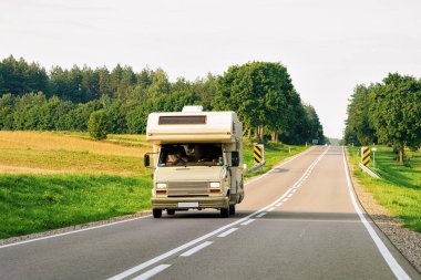 Polonya'da Varşova yolda Camper rv