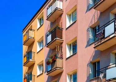 Varşova, Polonya - 30 Temmuz 2018: Polonya'da bir apartmanın cephesinin parçası