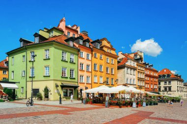 Varşova, Polonya - 30 Temmuz 2018: Polonya'da Varşova'daki Castle Square'de kaldırım kafeleri