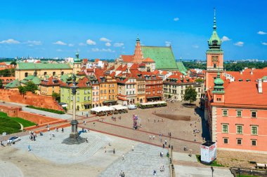 Varşova, Polonya - 30 Temmuz 2018: Polonya'nın Varşova'nın eski kentindeki Castle Square'deki Sigismund Sütunu'nun havadan görünümü