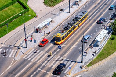 Varşova, Polonya - 30 Temmuz 2018: Polonya'da Varşova'nın merkezinde tramvay ve araba ile otoyol