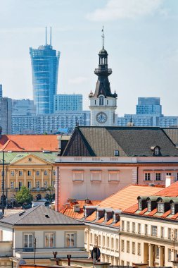 Polonya'da Varşova'da Jablonowski Sarayı Saat kulesi. Arka planda modern gökdelenler.