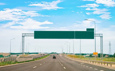 Polonya'da boş yol işareti göstergeleri ile yolda araba ile Sahne