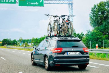 Varşova, Polonya - 29 Temmuz 2018: Polonya'da otoyolda bisikletli araba.