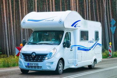 Varşova, Polonya - 29 Temmuz 2018: Camper Polonya'da Varşova'da yolda