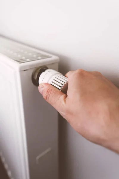 Homens Mão Sobre Controlador Temperatura Bateria Aquecimento Closeup — Fotografia de Stock