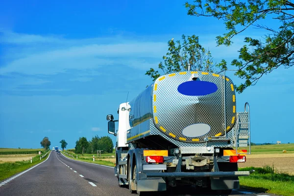 Truk Tanker Jalan Polandia Transportasi Lorry Memberikan Beberapa Kargo — Stok Foto
