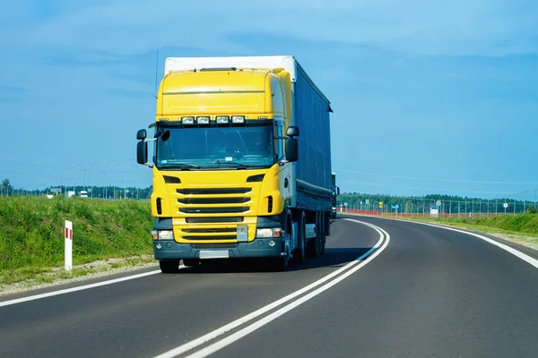 Camión Carretera Polonia Transporte Camiones Entregando Carga Carga — Foto de Stock