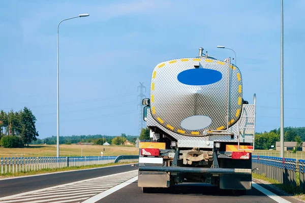 Camión Cisterna Carretera Polonia Transporte Camiones Entregando Carga Carga — Foto de Stock