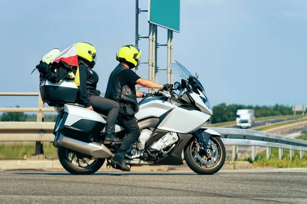 Les Gens Qui Conduisent Une Moto Sur Route Pologne — Photo