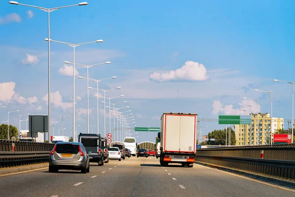 Lastbils Och Biltrafik Polen Lastbilstransporter Levererar Viss Godsfrakt — Stockfoto