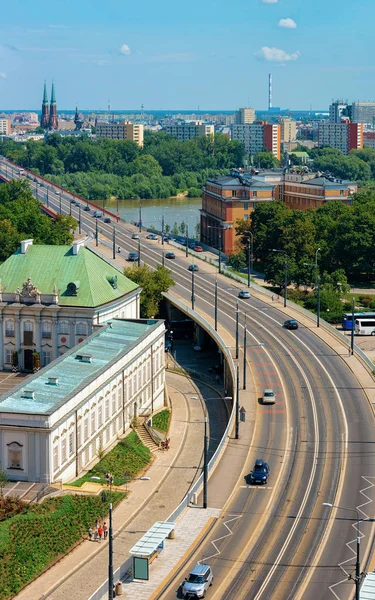 ポーランドのワルシャワの高速道路とビスチュラ川の都市景観 — ストック写真