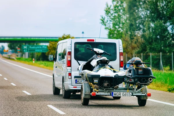 Varšava Polsko Červenec 2018 Mini Van Člunem Autě Silnici Polsku — Stock fotografie