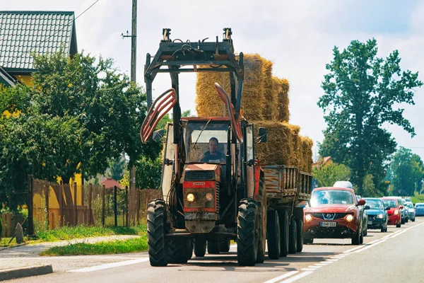 Varsovie Pologne Juillet 2018 Tracteur Tas Foin Sur Route Pologne — Photo