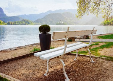 Bled, Slovenya - 28 Nisan 2018: Bled Lake yakınlarındaki bank, Slovenya